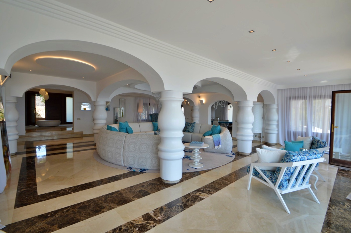 Villa de luxe en première ligne avec vue exceptionnelle sur la mer