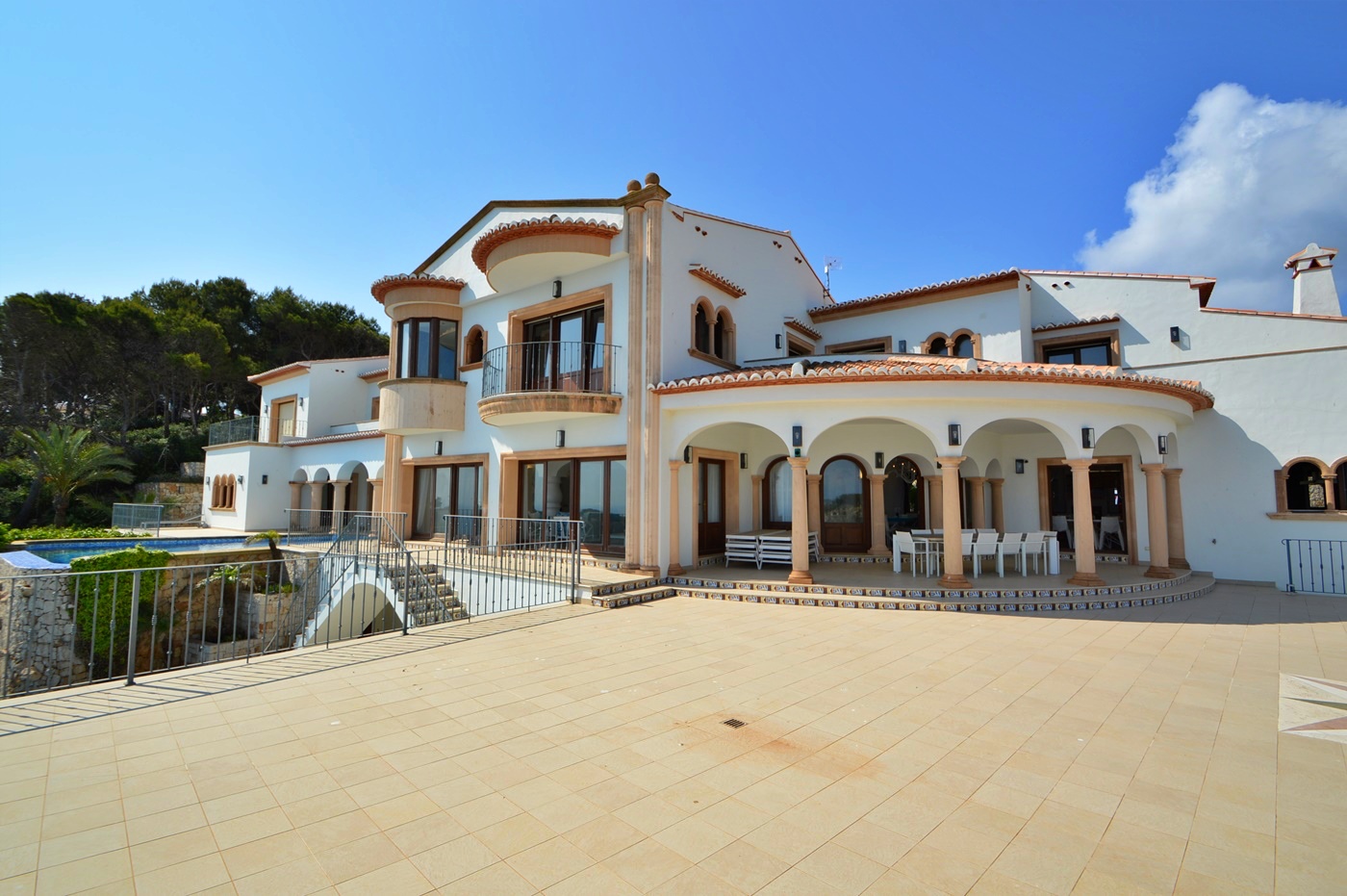 First Line Luxury Villa with Outstanding Sea Views
