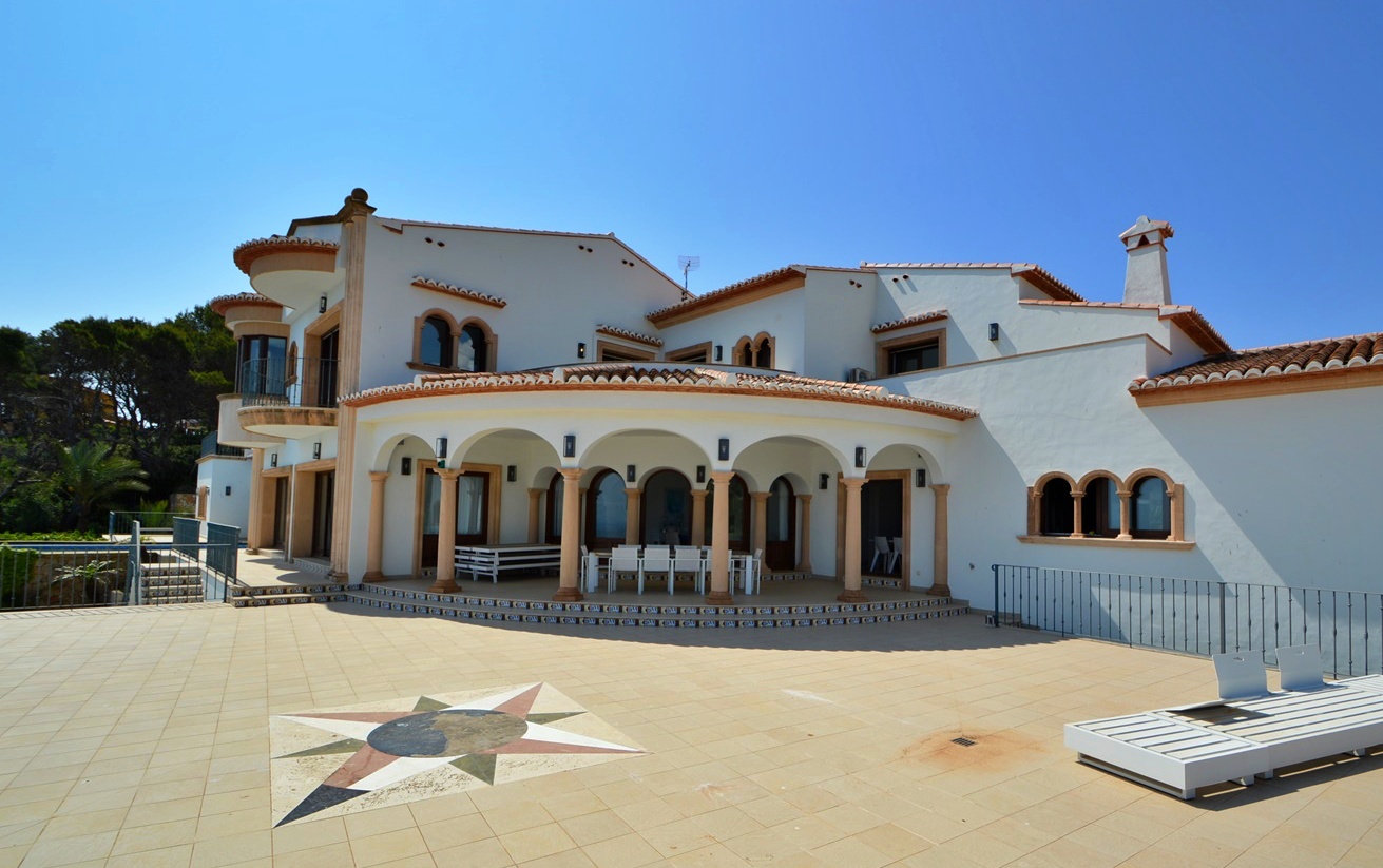 Villa de lujo en primera línea con excelentes vistas al mar